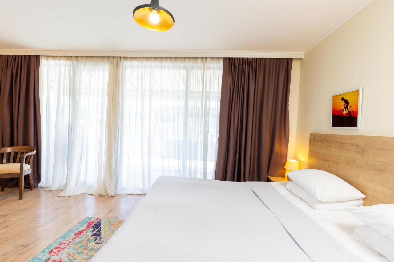 Hotel N16 Batumi Esterno foto