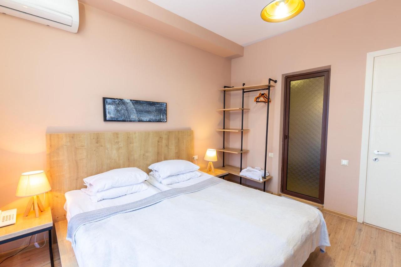 Hotel N16 Batumi Esterno foto