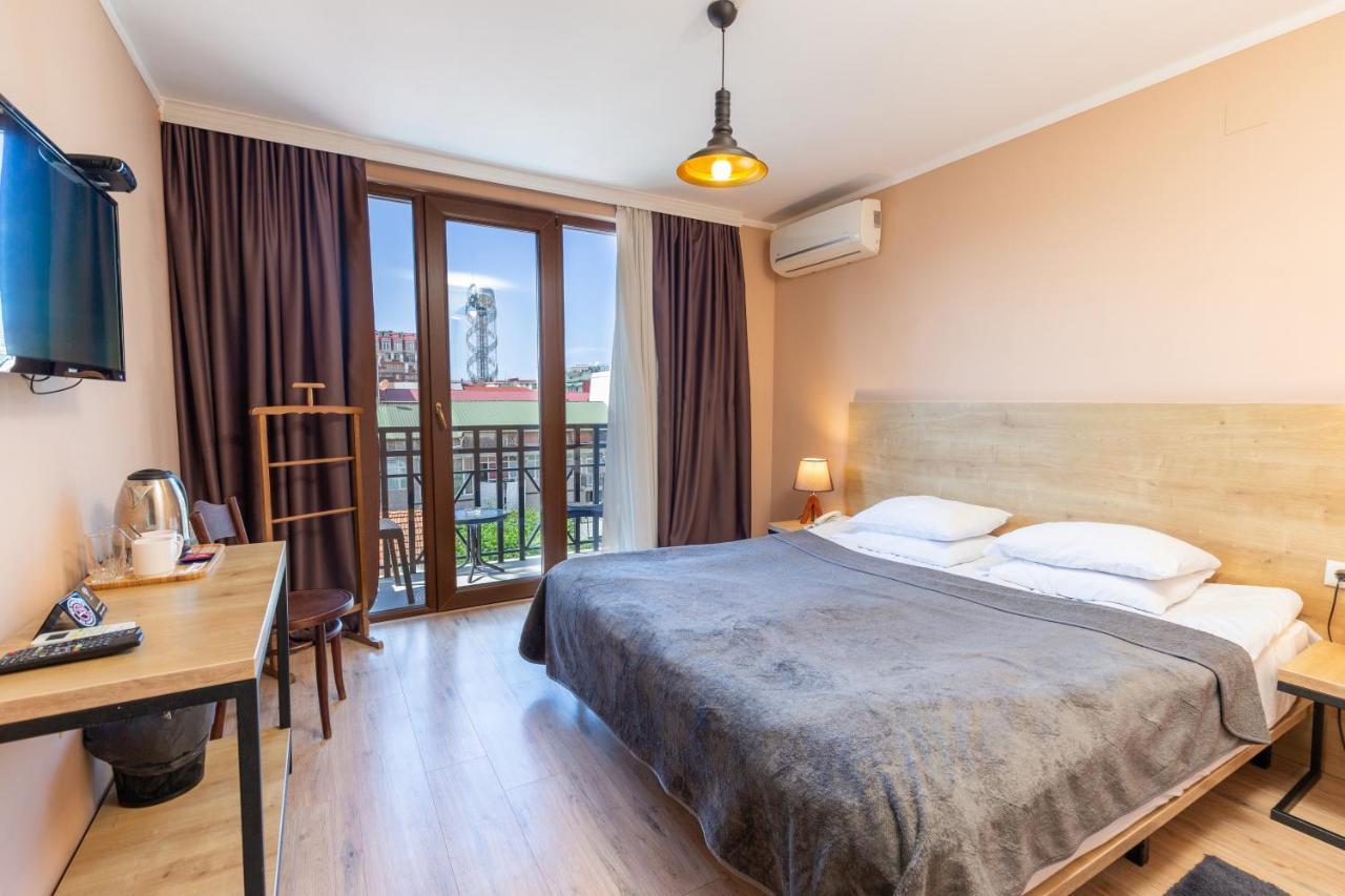 Hotel N16 Batumi Esterno foto
