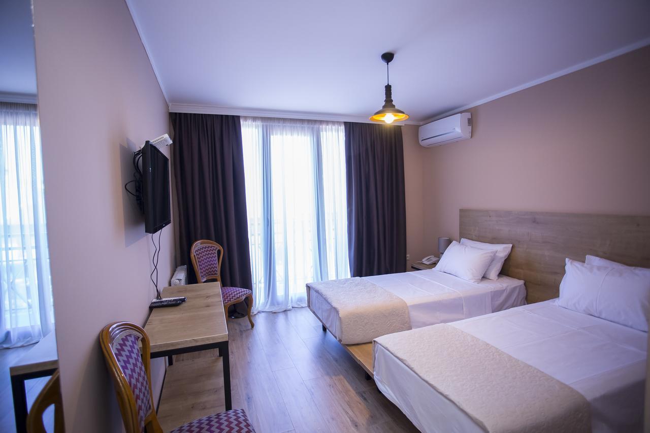 Hotel N16 Batumi Esterno foto